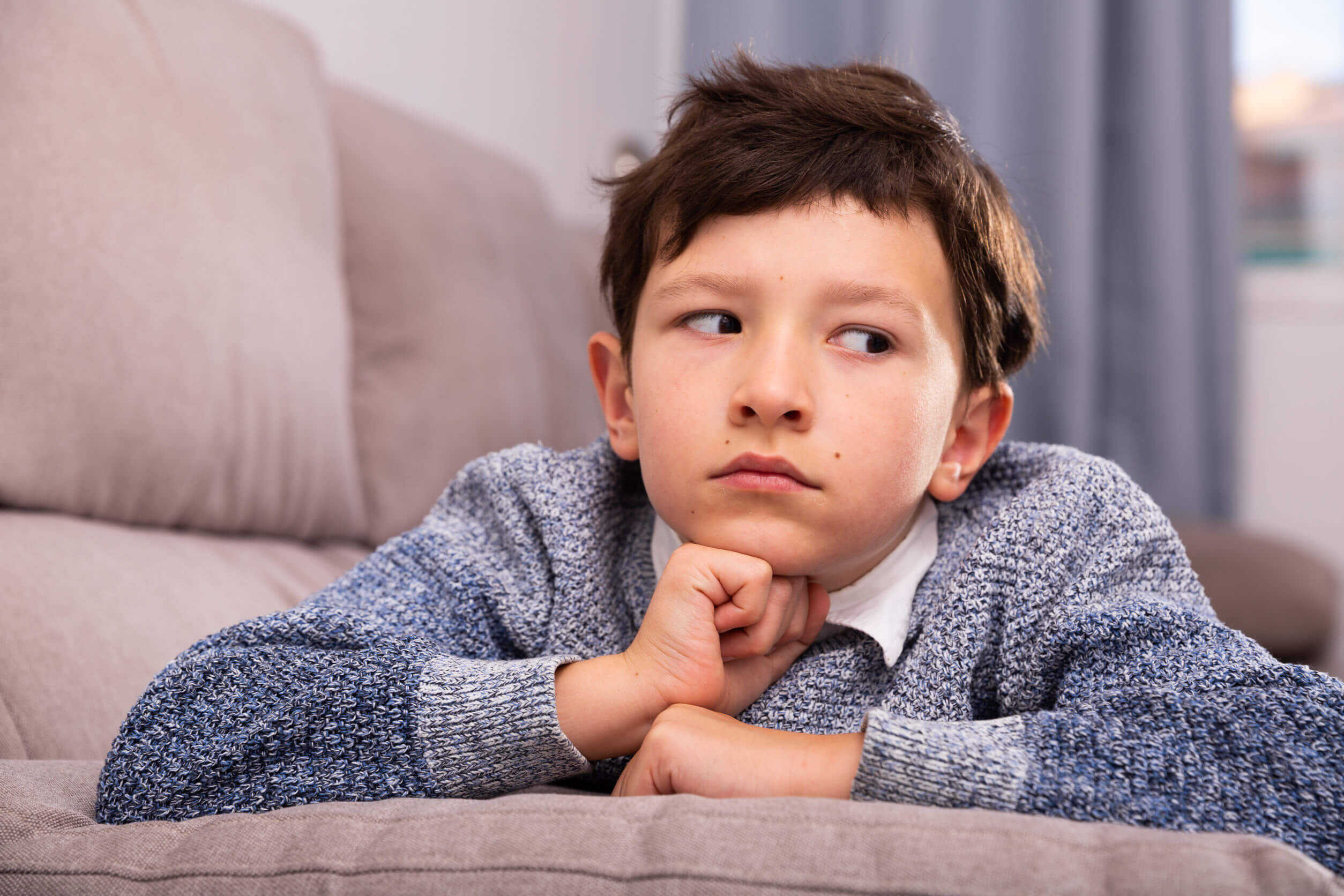 Un enfant frustré sur son canapé.