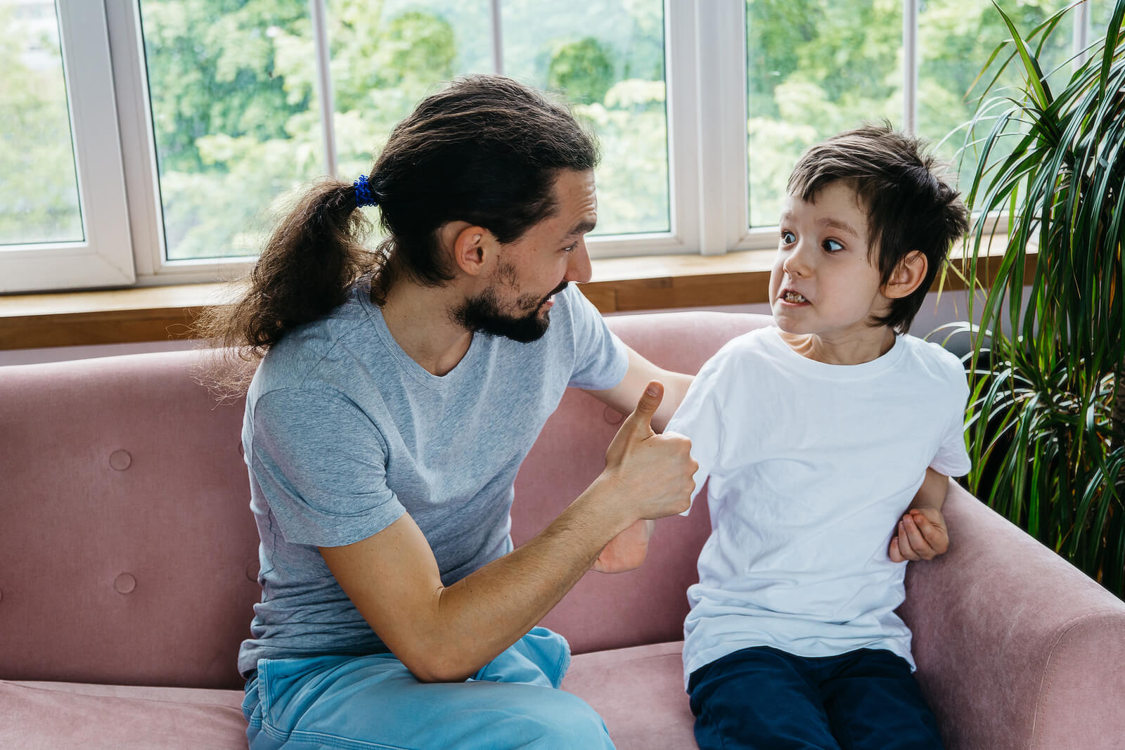 Niño con trastornos de tics hablando con su padre.