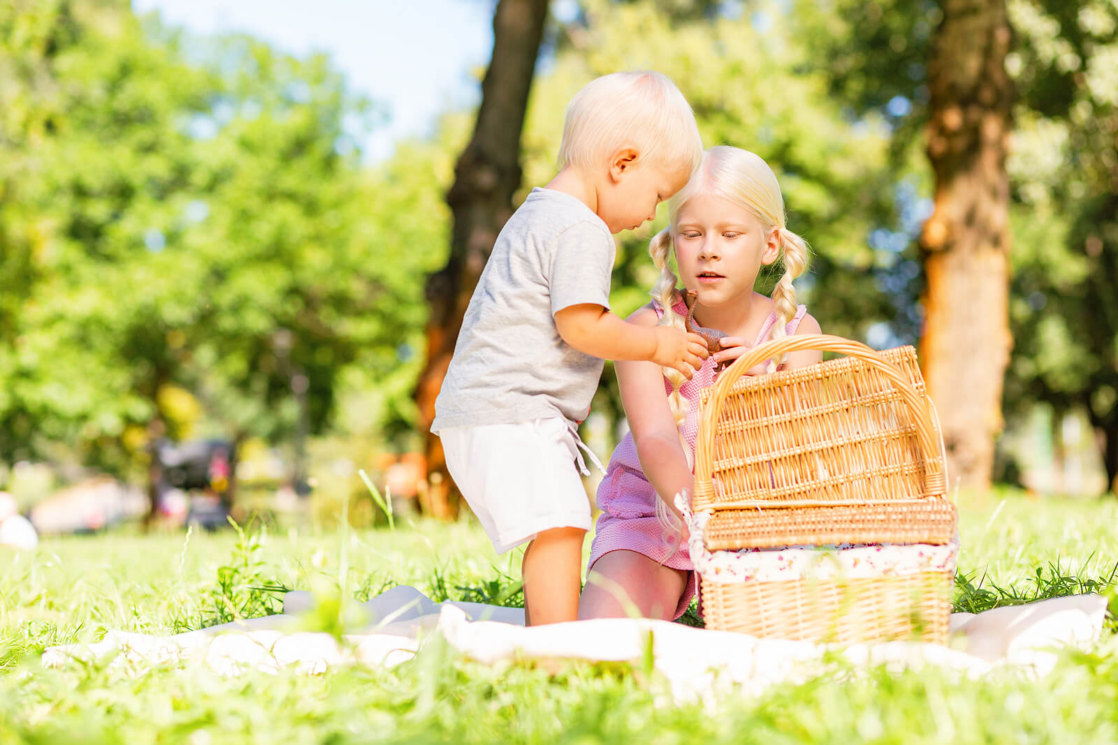 Niños jugando con el cesto de los tesoros de Montessori.
