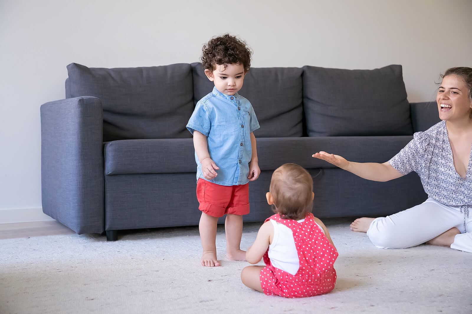 Niños hablando entre ellos mientras juegan.