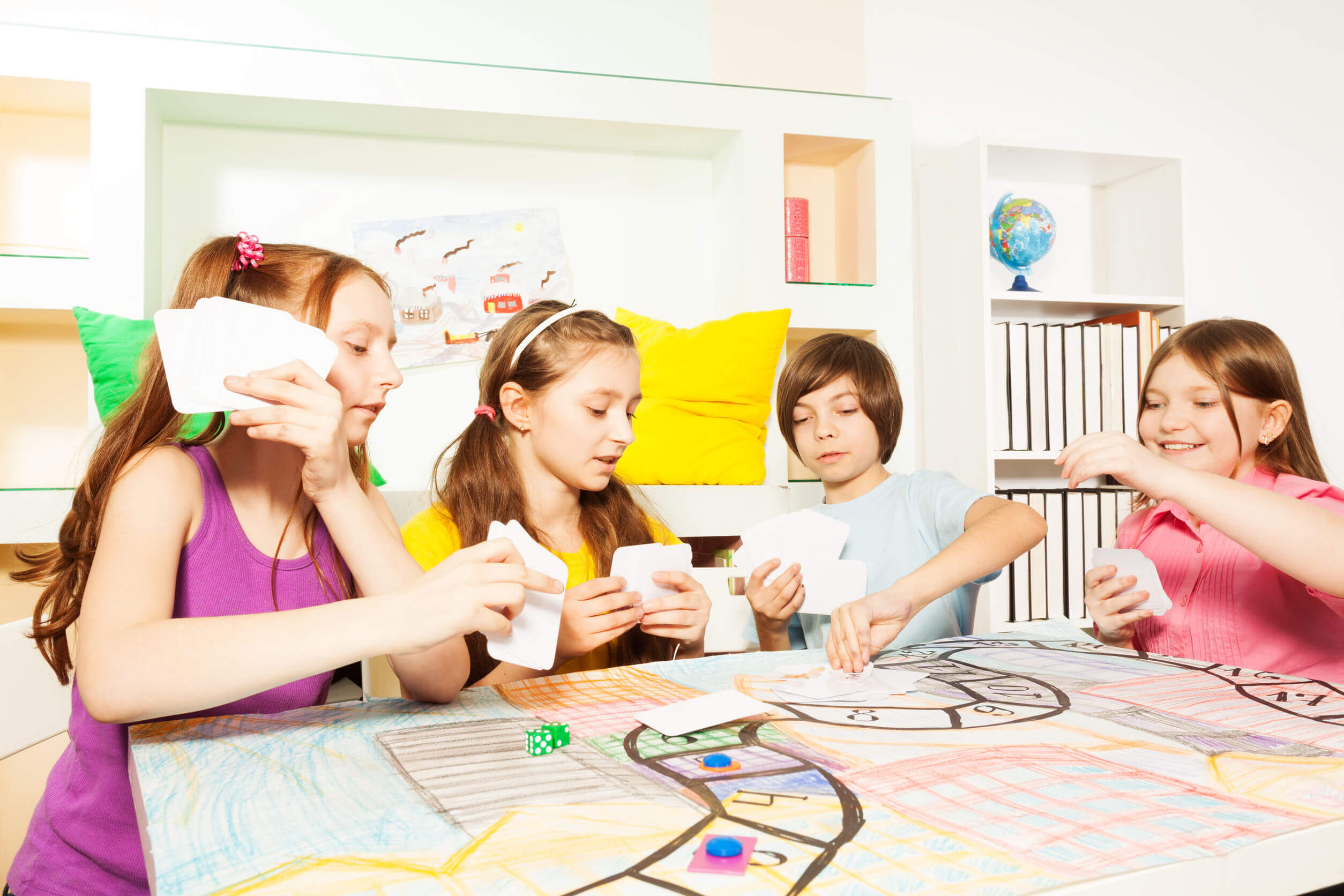 Niños jugando a juegos cooperativos.