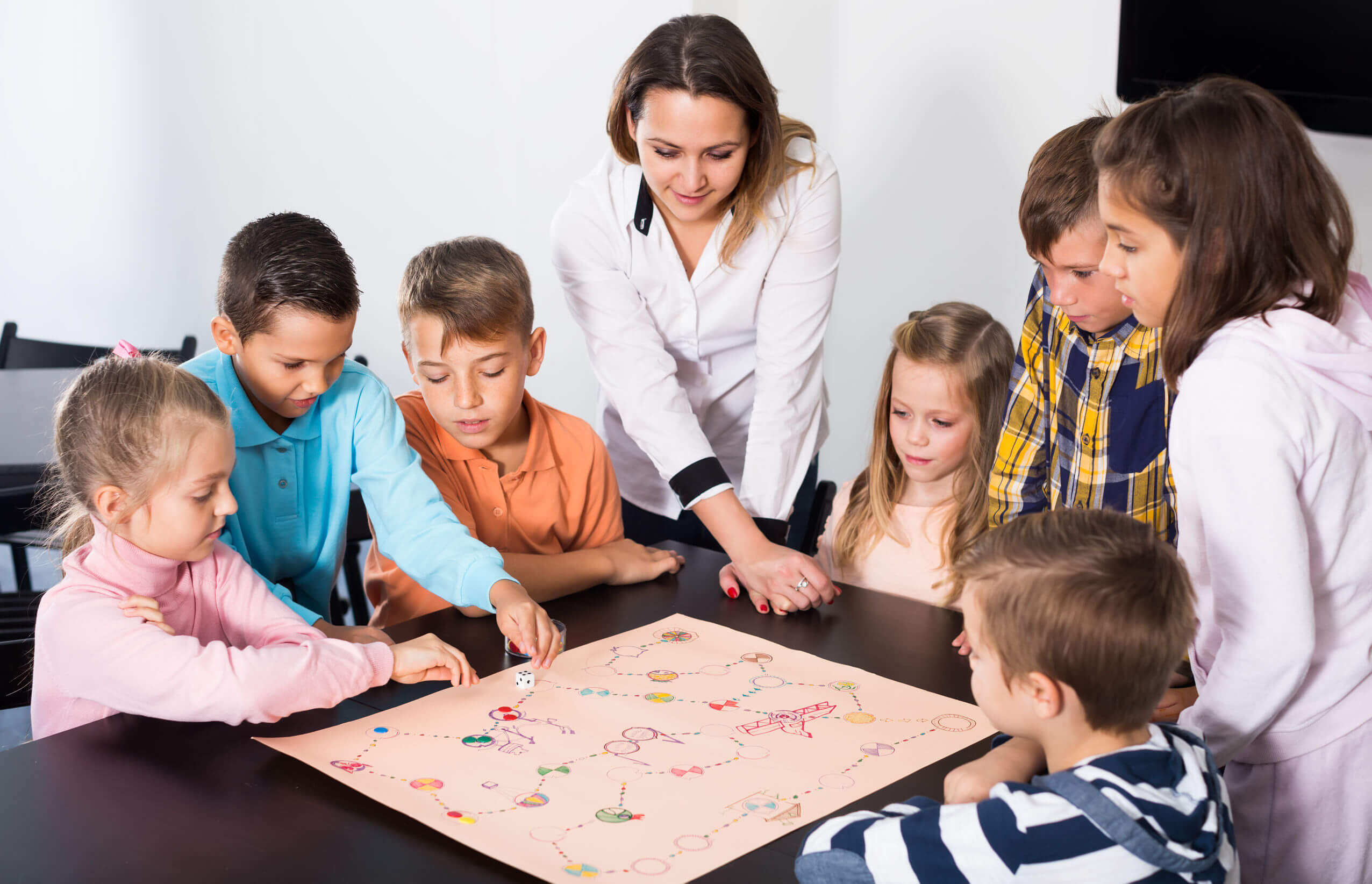 Enfants jouant à des jeux coopératifs en classe.