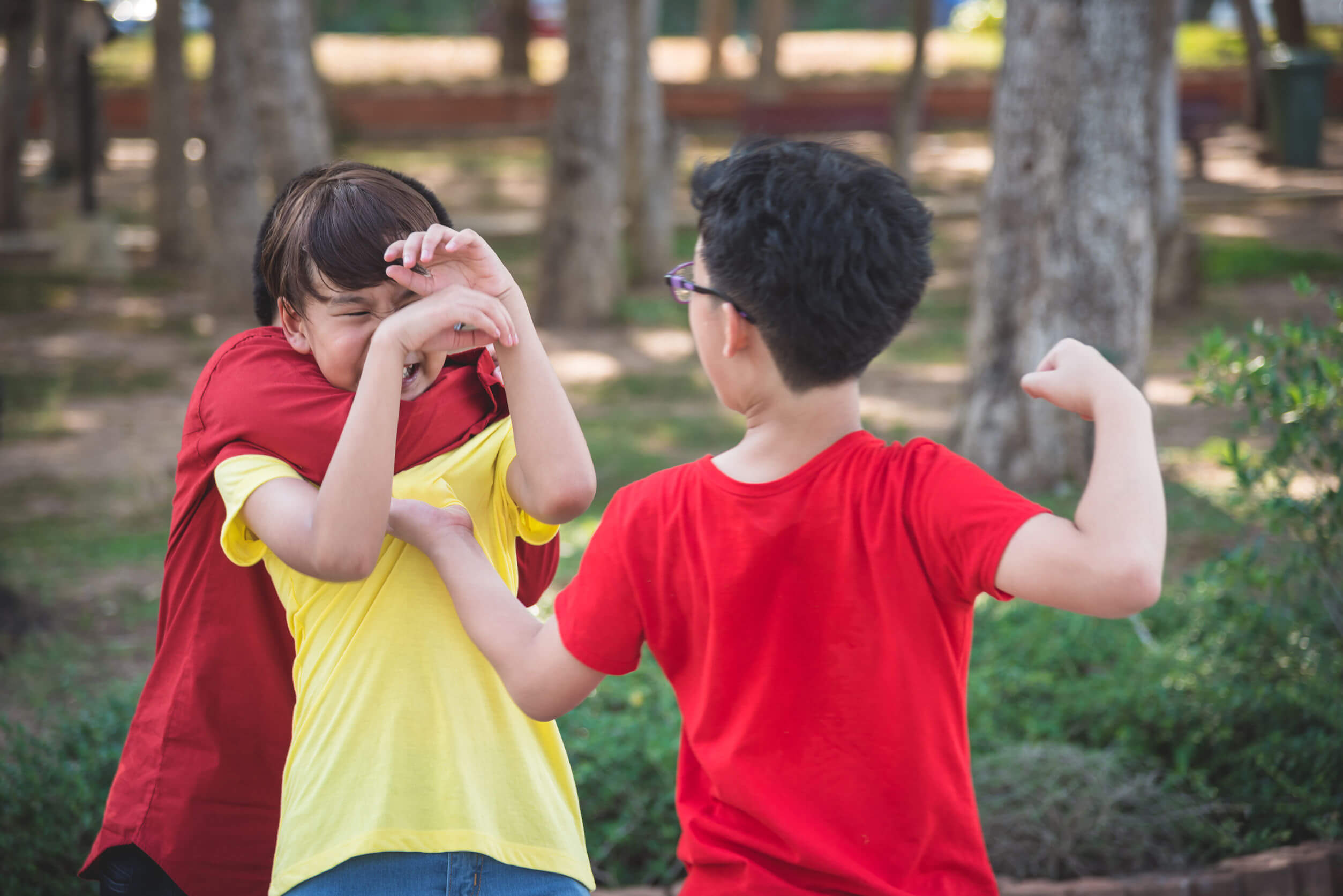 Niños pegando a una compañera del colegio porque no han aprendido a defenderse sin violencia.