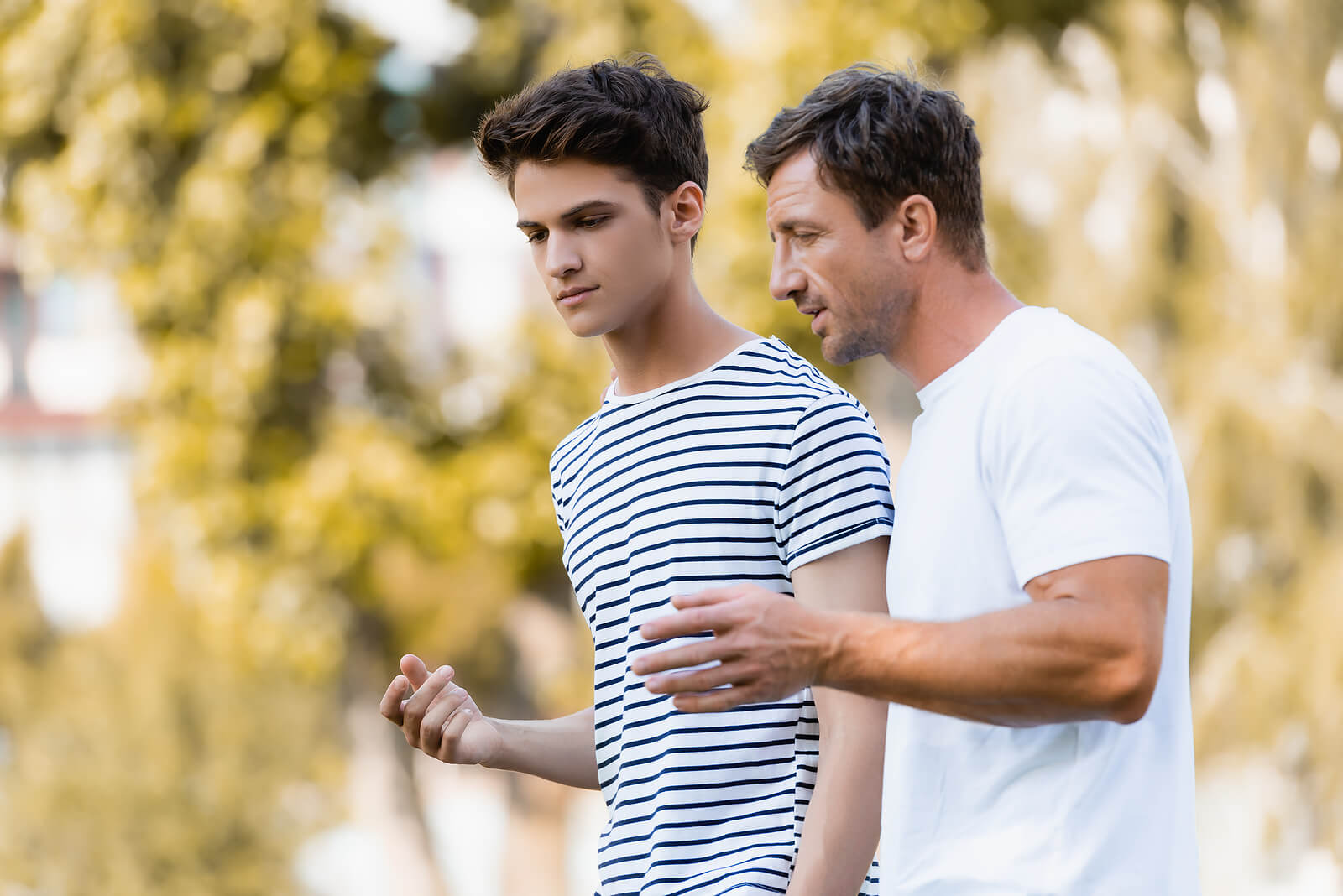 Padre hablando con su hijo para conocerlo mejor.