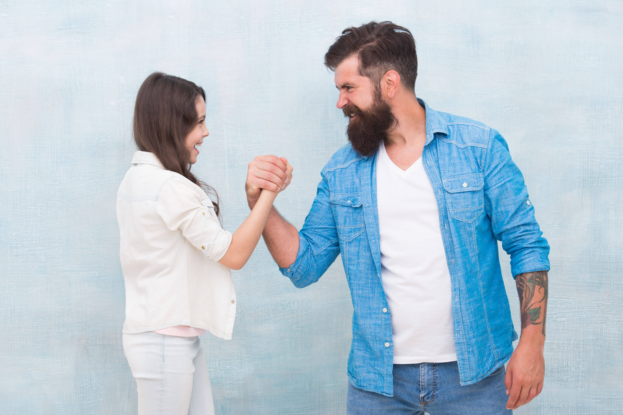 Padre enseñando a su hija a aceptar las críticas.