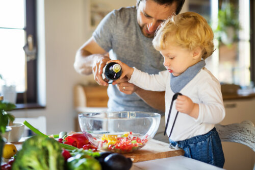 Padre e hijo preparando una cena saludable.