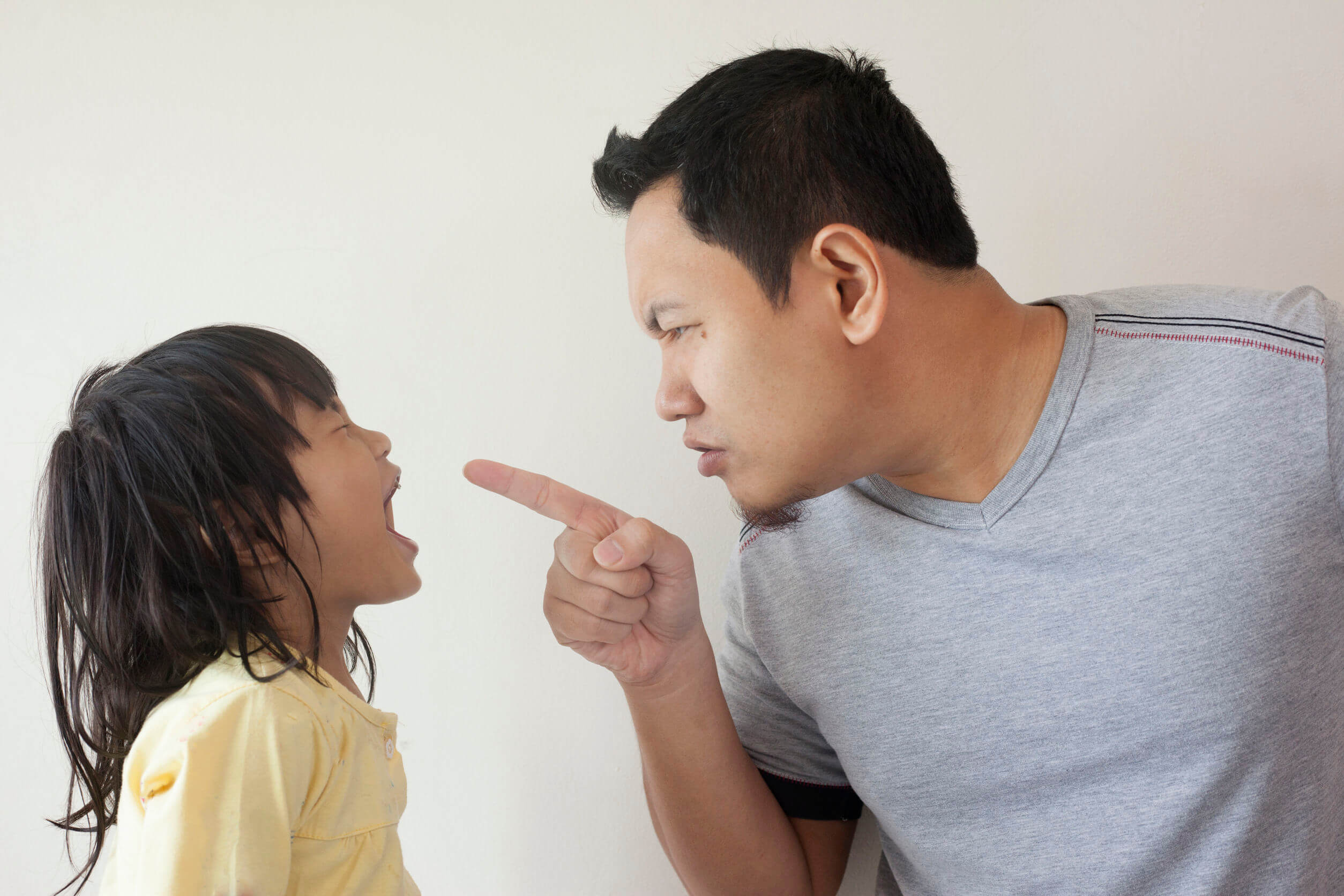 Padre regañando a su hija por sus malas contestaciones.