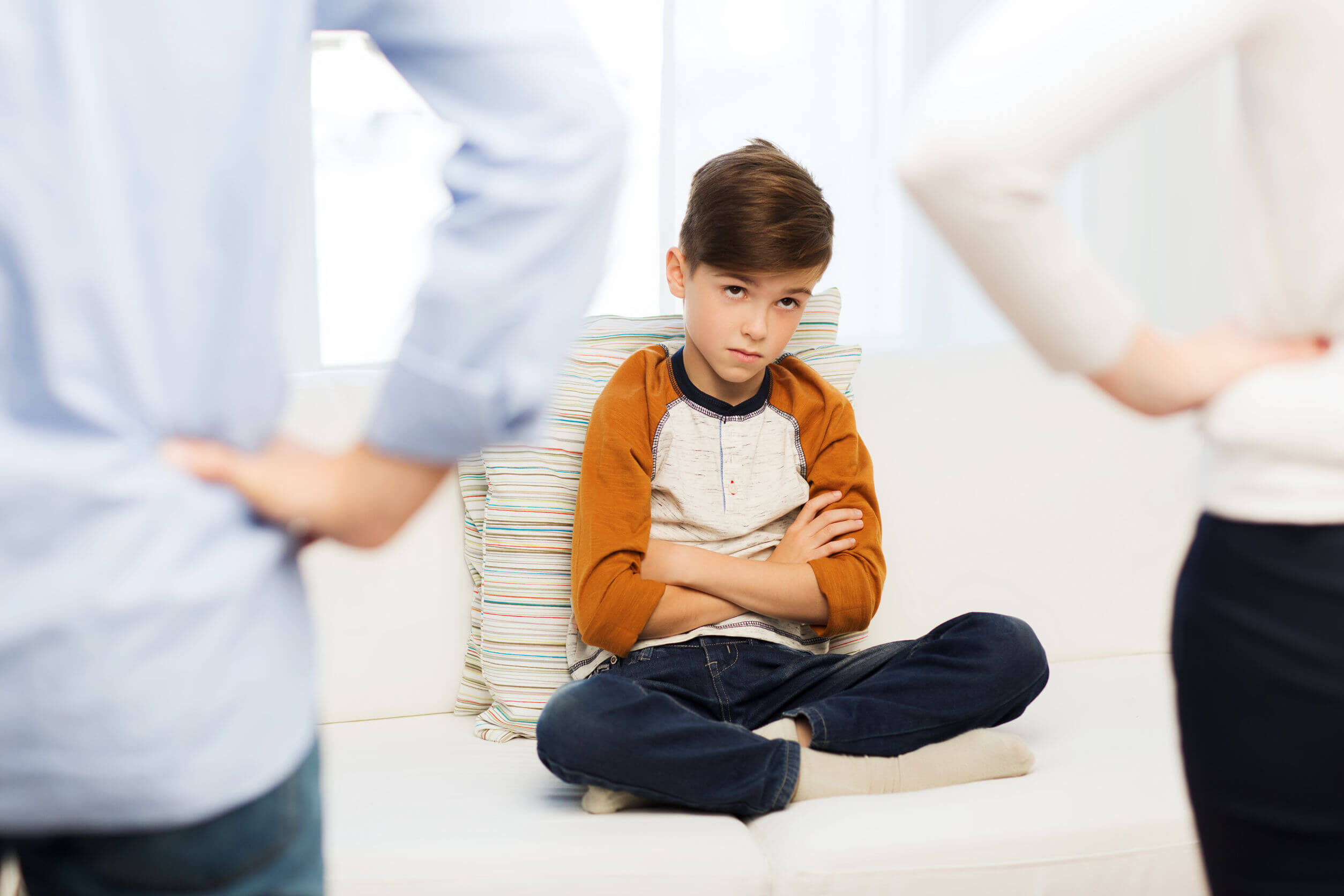 Genitori esigenti che rimproverano il loro bambino senza perdere la pazienza.