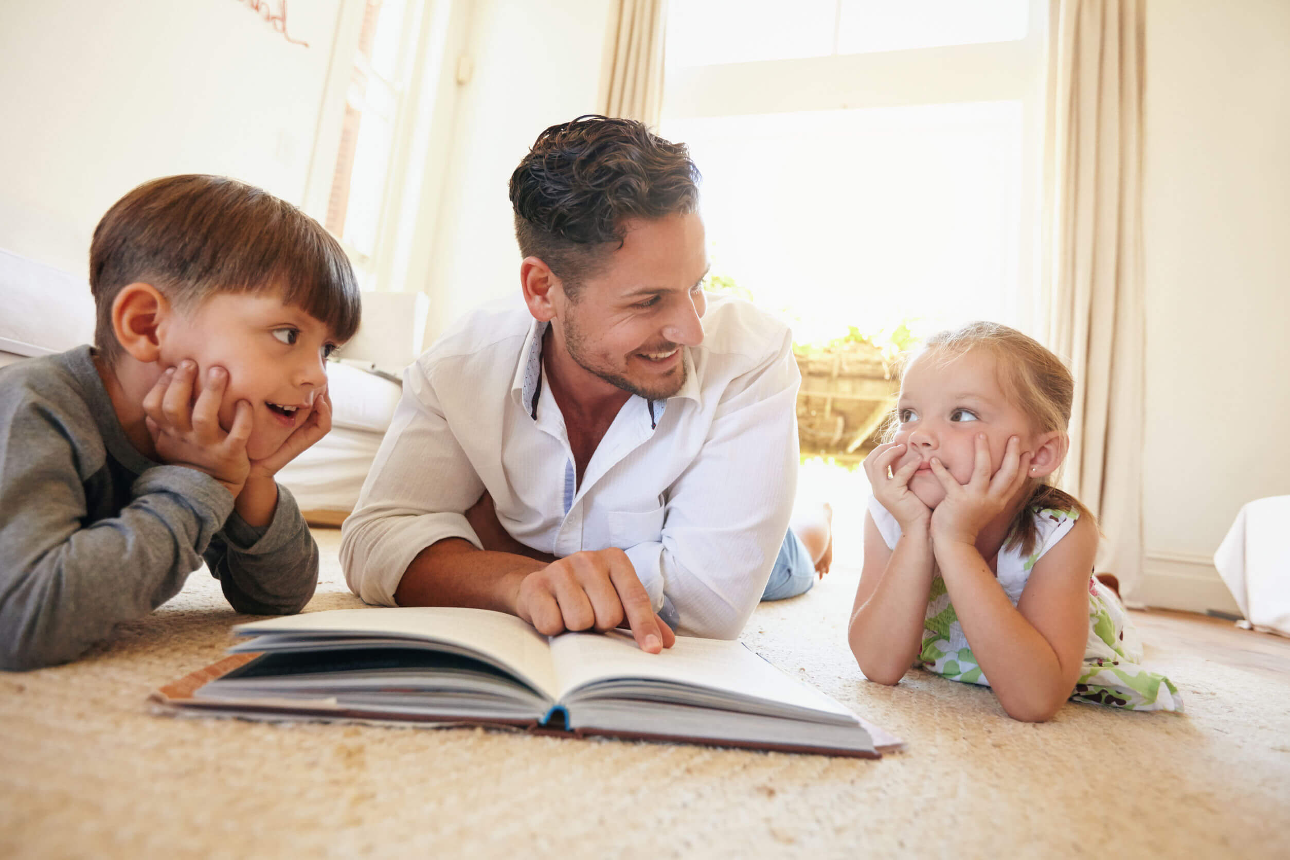 Père lisant une histoire à ses enfants pour travailler sur la gestion de la colère.