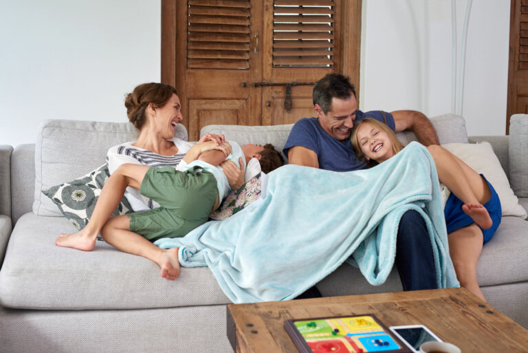 Los beneficios de abrazar a los hijos