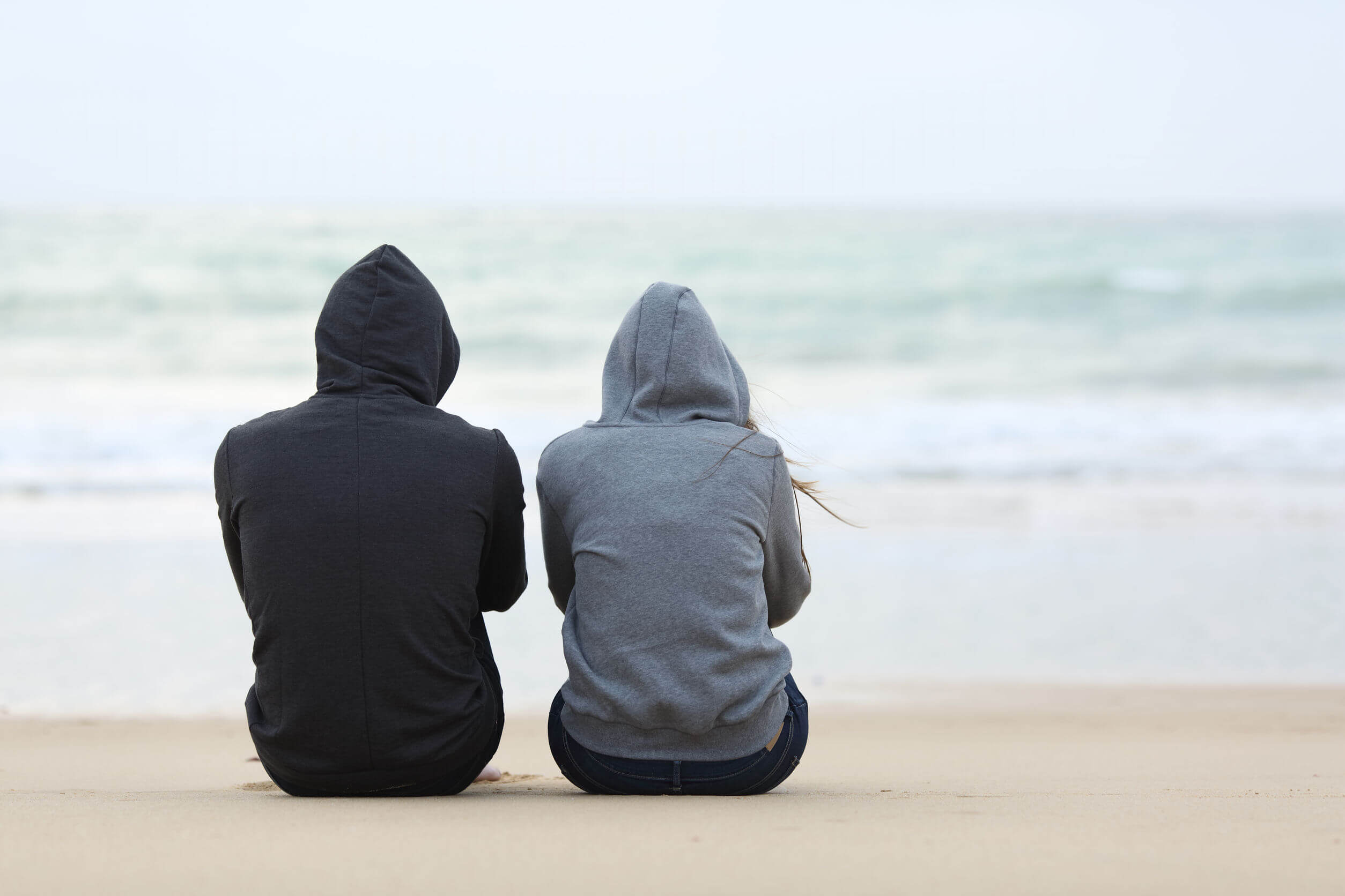 Pareja de adolescentes pensado en la responsabilidad emocional.