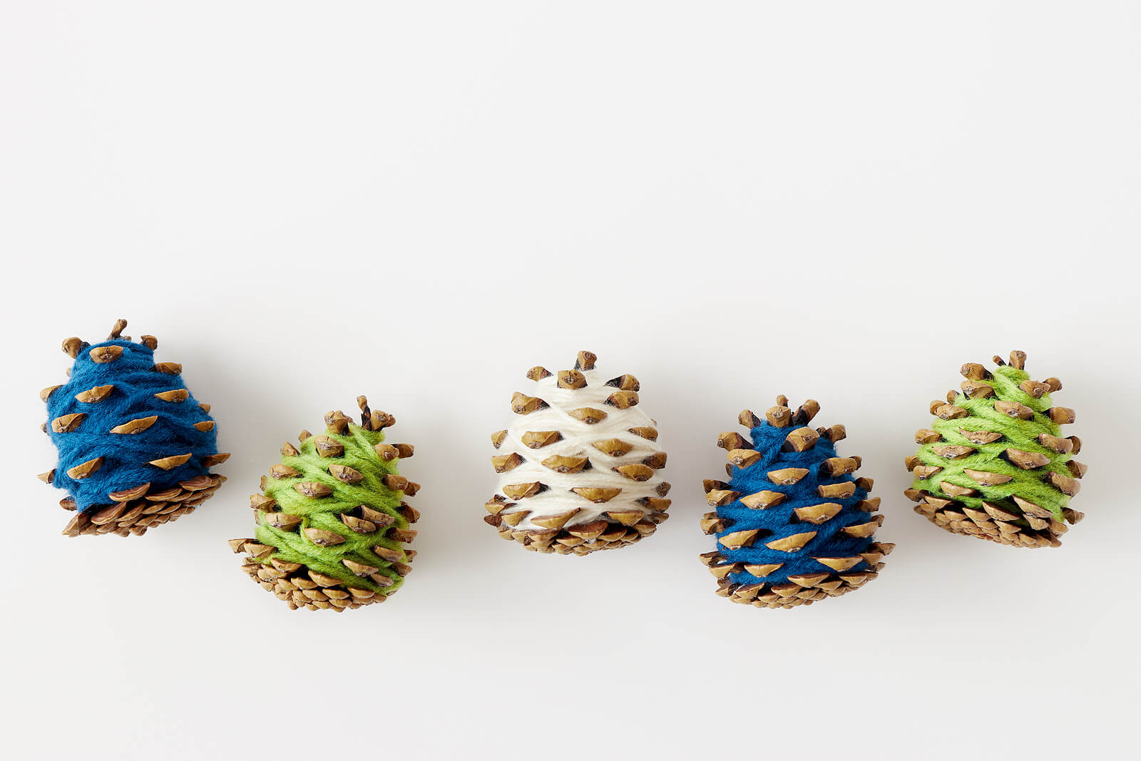 Pommes de pin décorées.