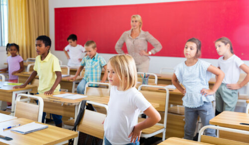 Niños con su profesora en clase durante uno de los descansos activos.