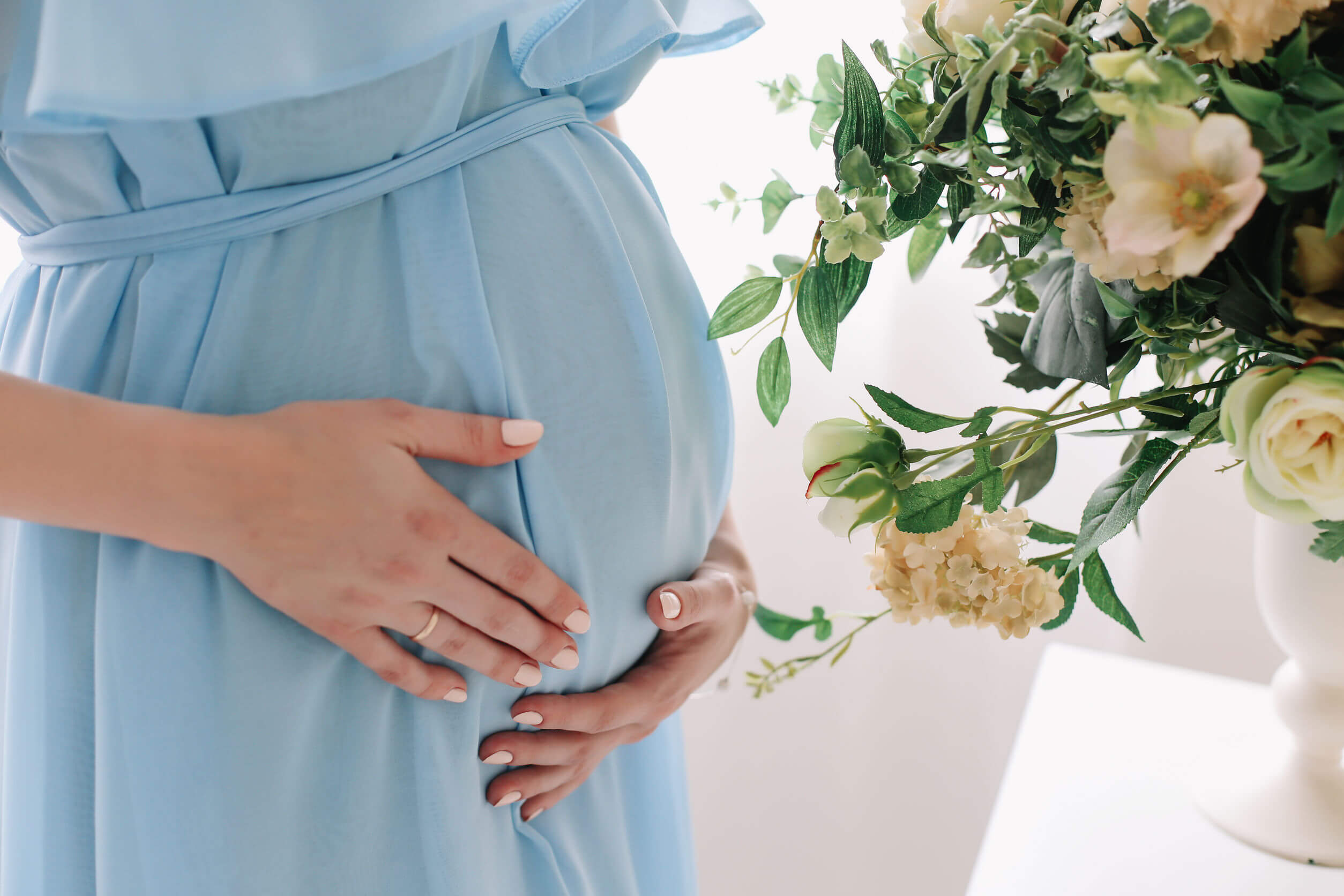 Экватор беременности. Беременность фон. Фотосессия беременной в голубых тонах. Фон для беременной фотосессии.