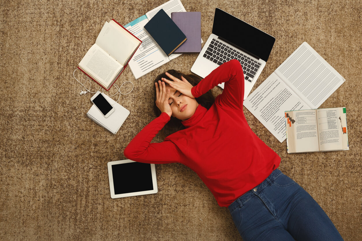 Adolescente débordée et assaillie de travail. 