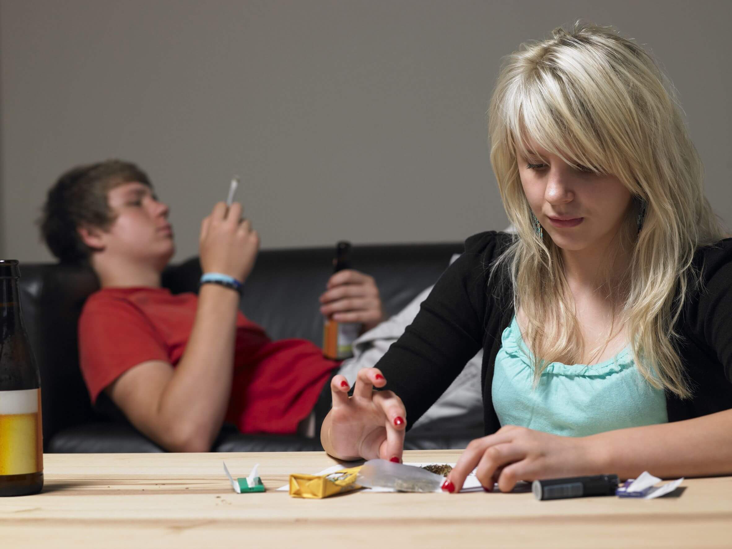 Adolescentes fumando porros.