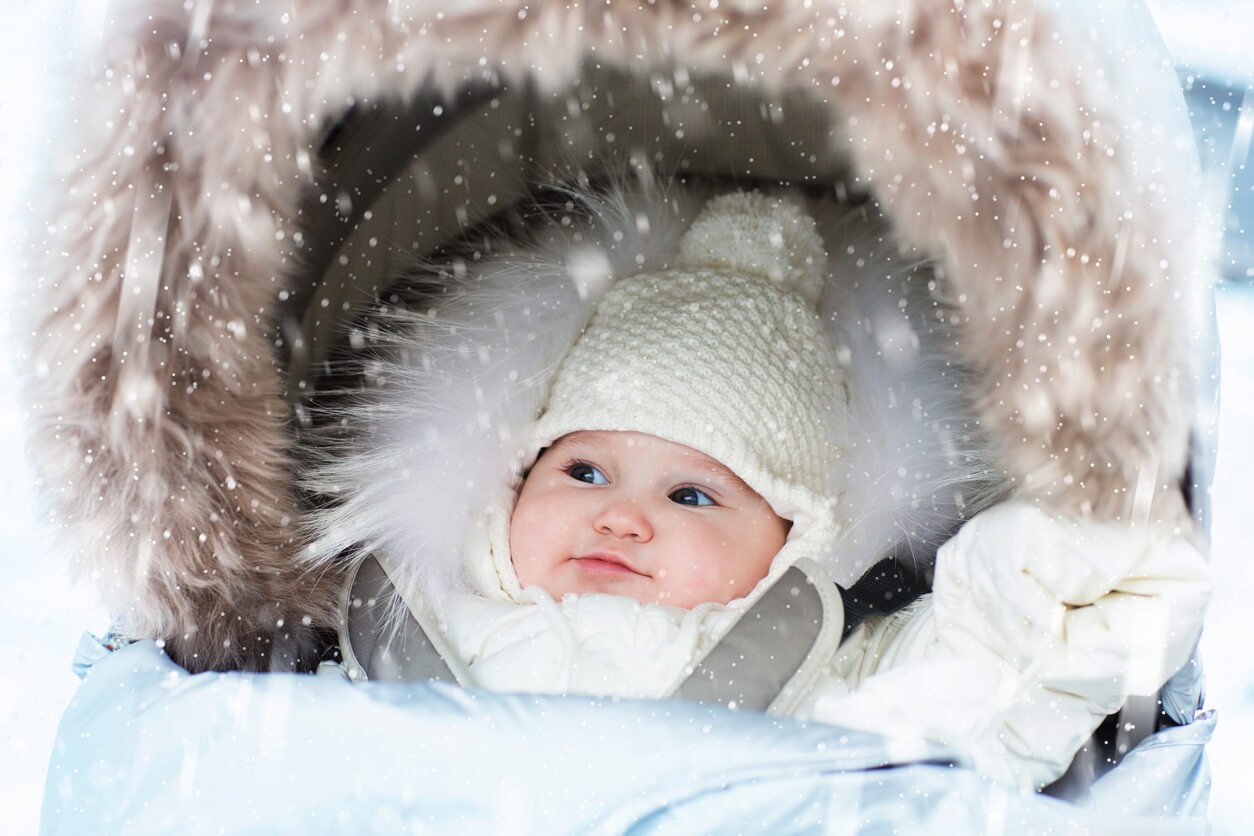 Bebé con ropa de abrigo por el frío.