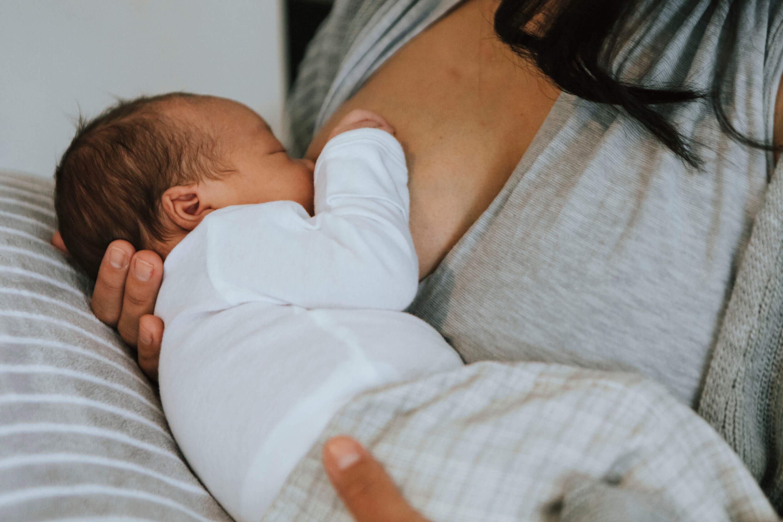 Mère qui allaite son bébé.