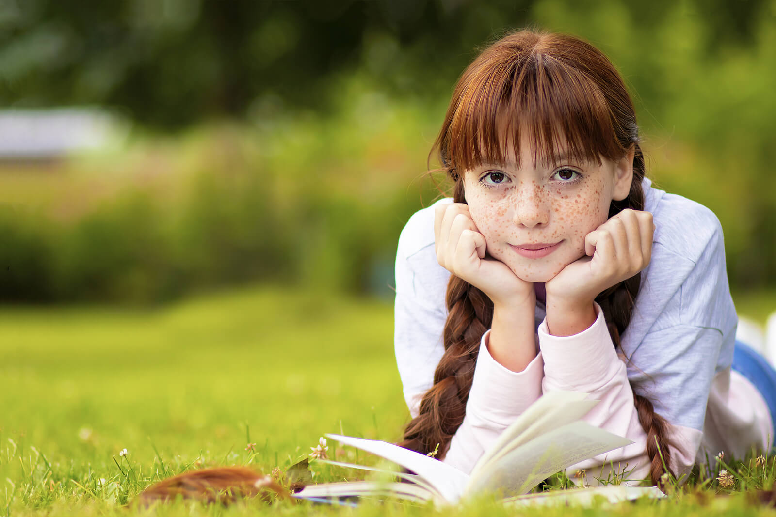 Chica adolescente leyendo al aire libre.