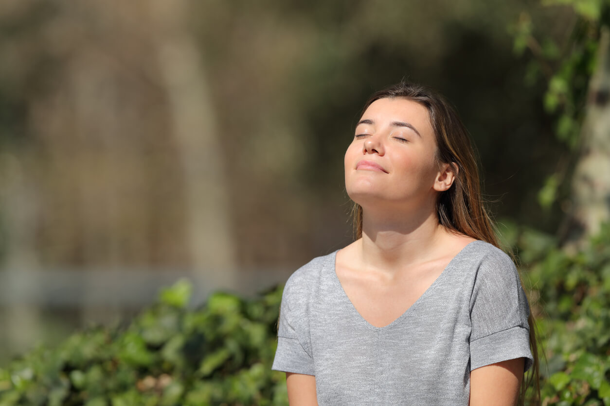 Chica adolescente meditando al aire libre.