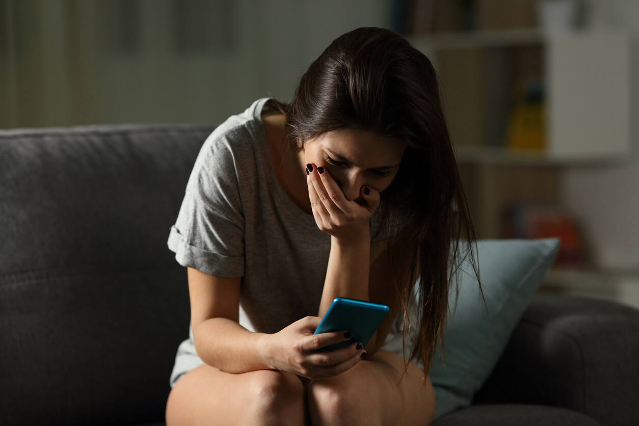Chica adolescente sufriendo acoso en las redes sociales.