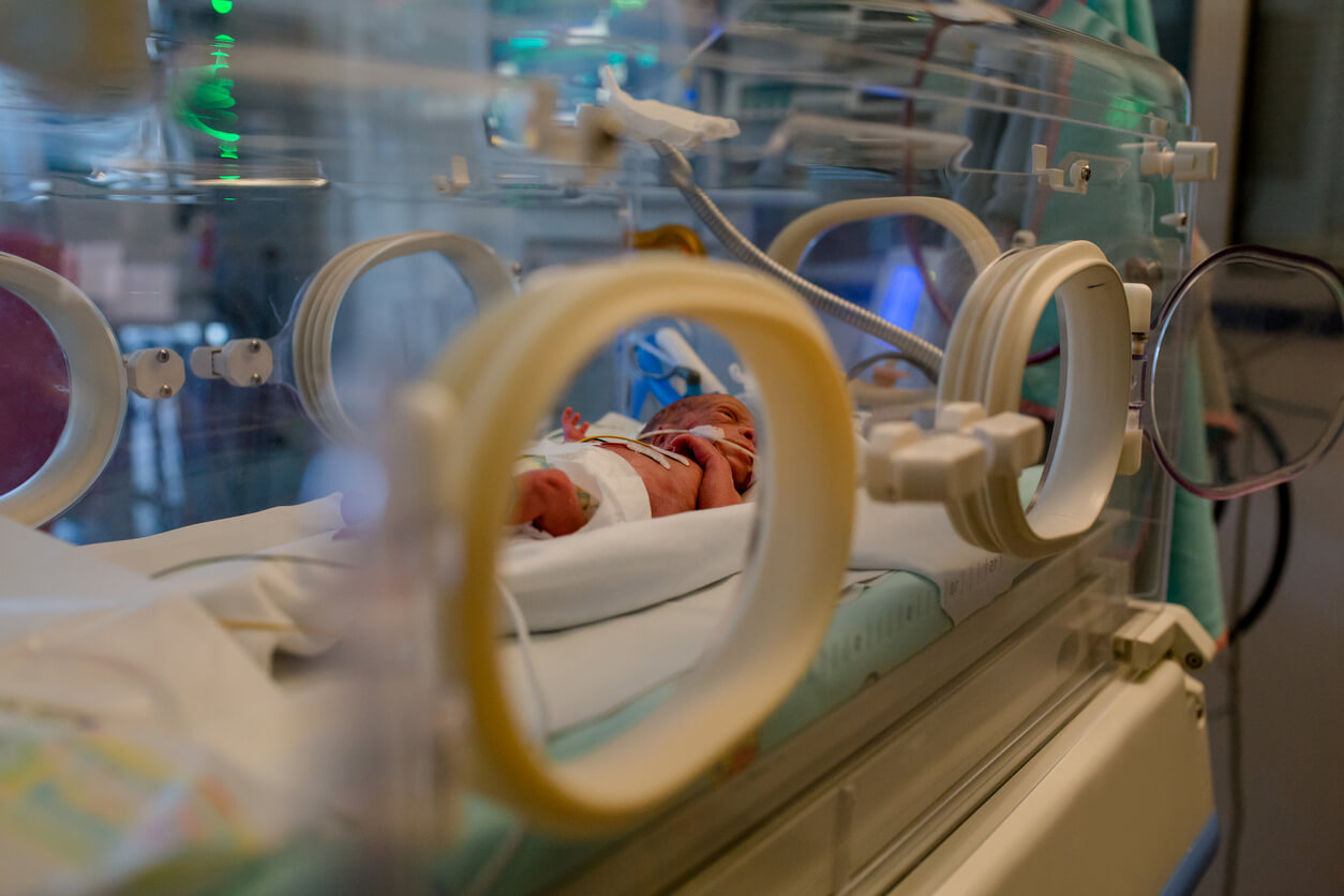Bebé prematuro en la incubadora.