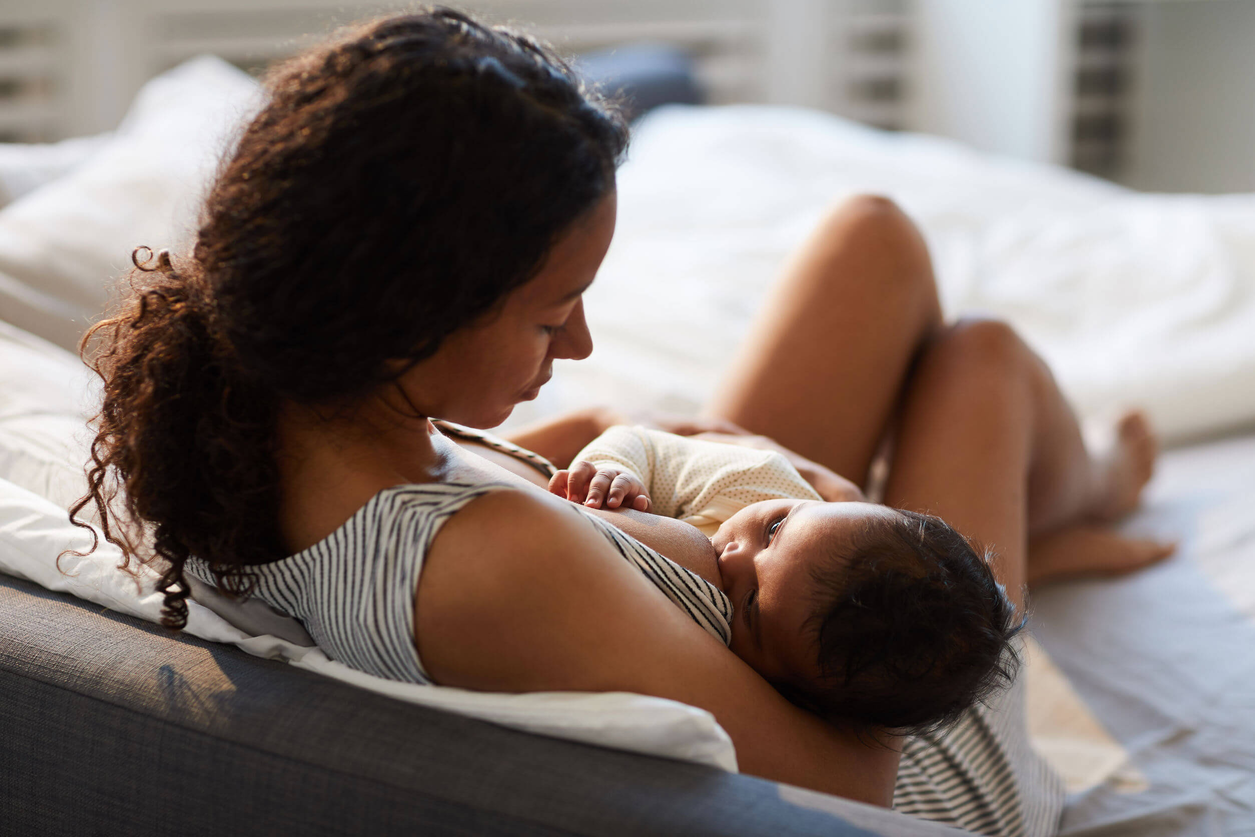 En la semana 32 del embarazo es conveniente aprender los principios de la lactancia.