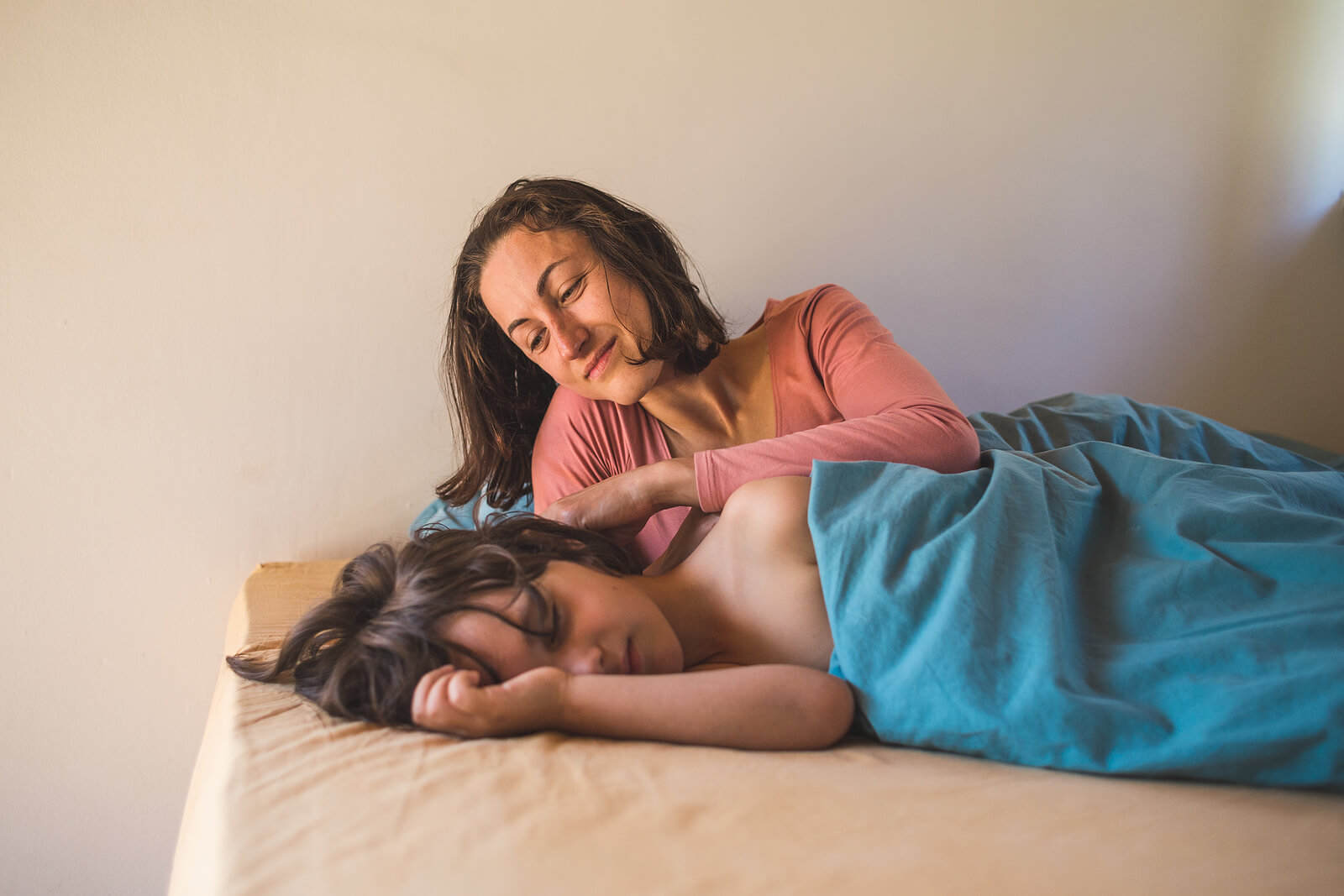 Mère apprenant à son fils à dormir grâce à la technique de visualisation.