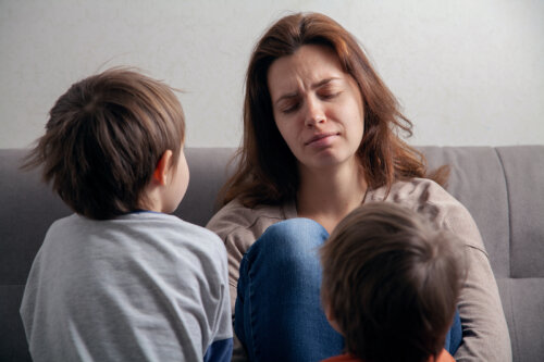 Madre agotada con sus hijos.