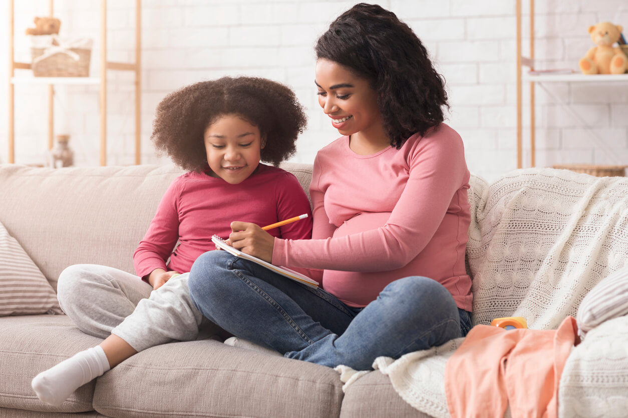 Une mère et sa fille sur un canapé.