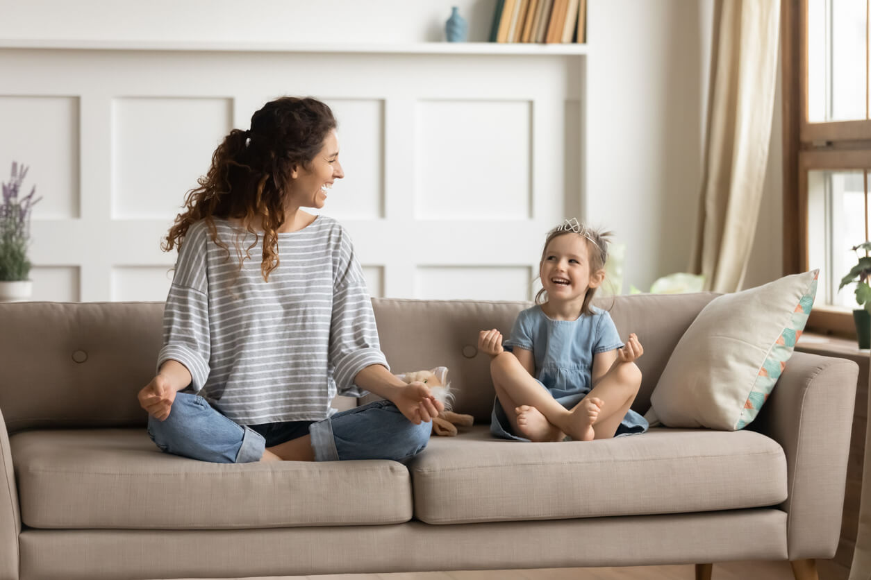 Mère s'amusant et se détendant avec sa fille.