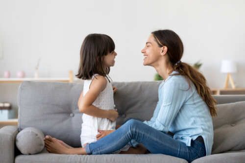 Madre conversando divertidamente con su hija.