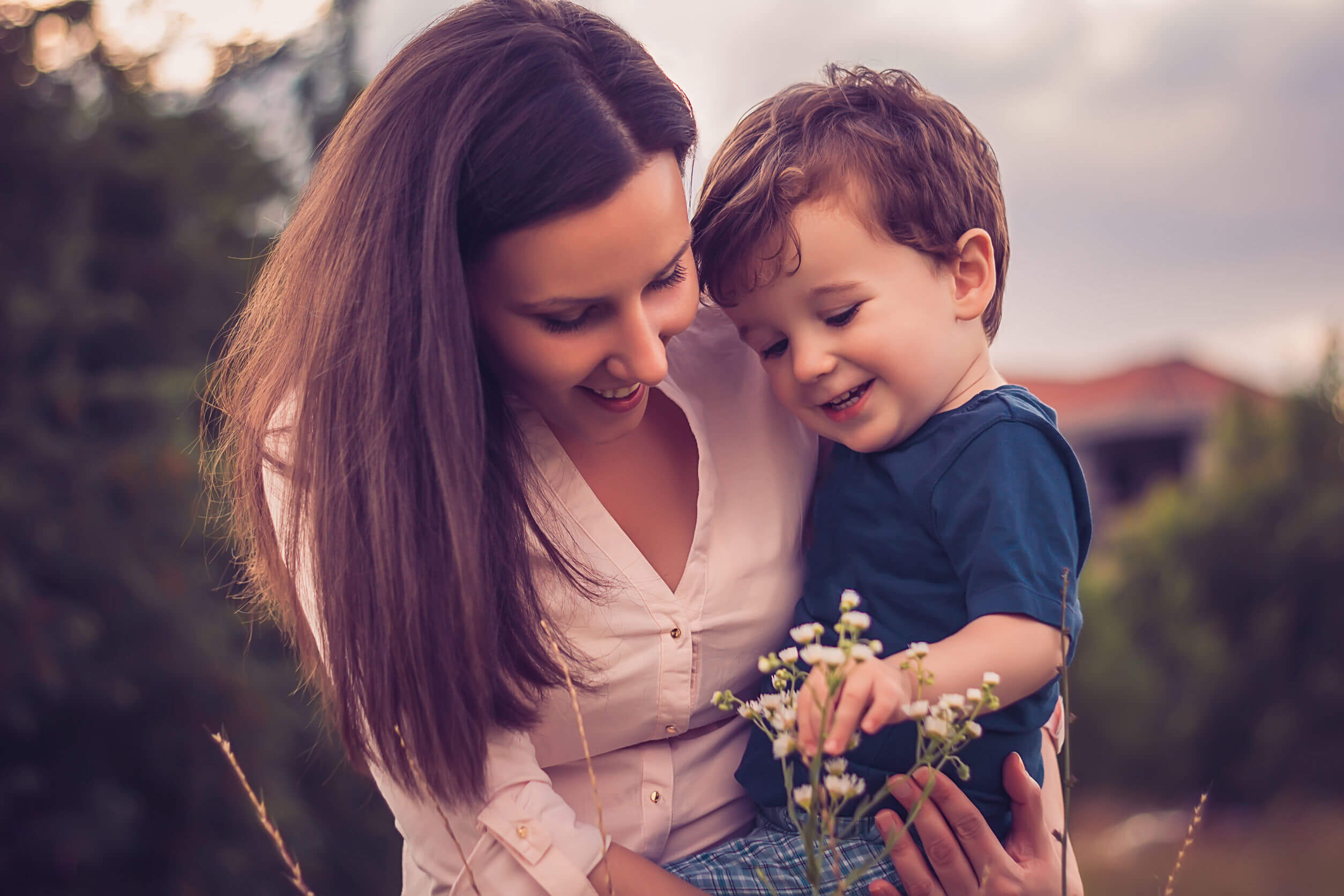 Mère avec son fils se promenant dans la campagne.