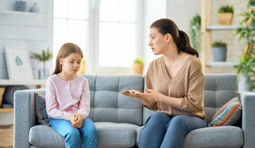 Madre poniéndole límites a su hija.