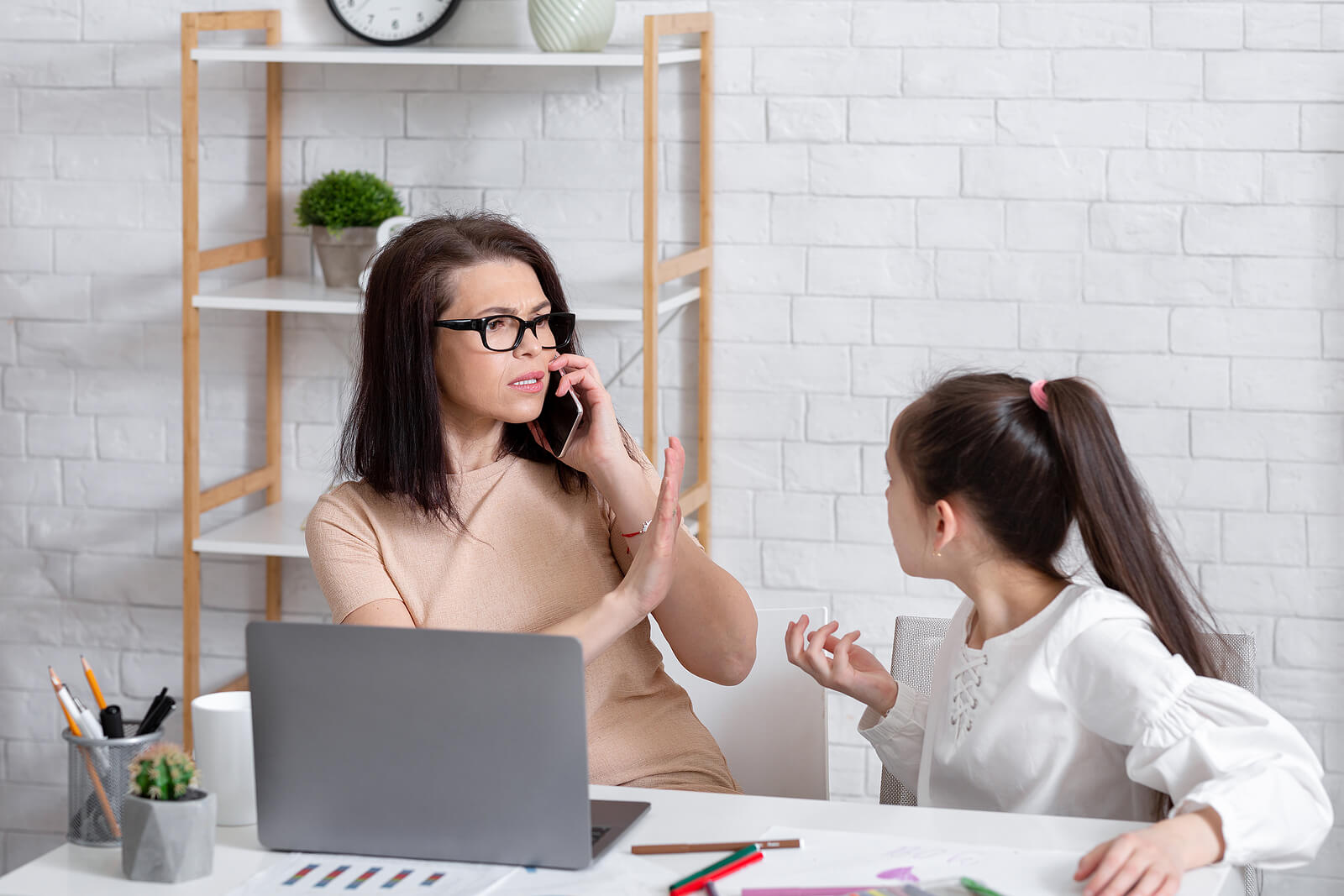 Madre che lavora mentre fa aspettare sua figlia perché non vuole imparare a delegare.
