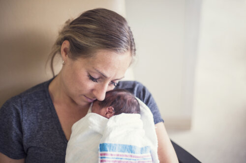 Madre creando apego con su bebé prematuro.