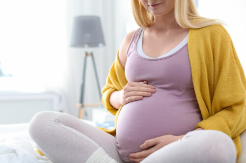 Mujer embarazada acariciando su barriga.