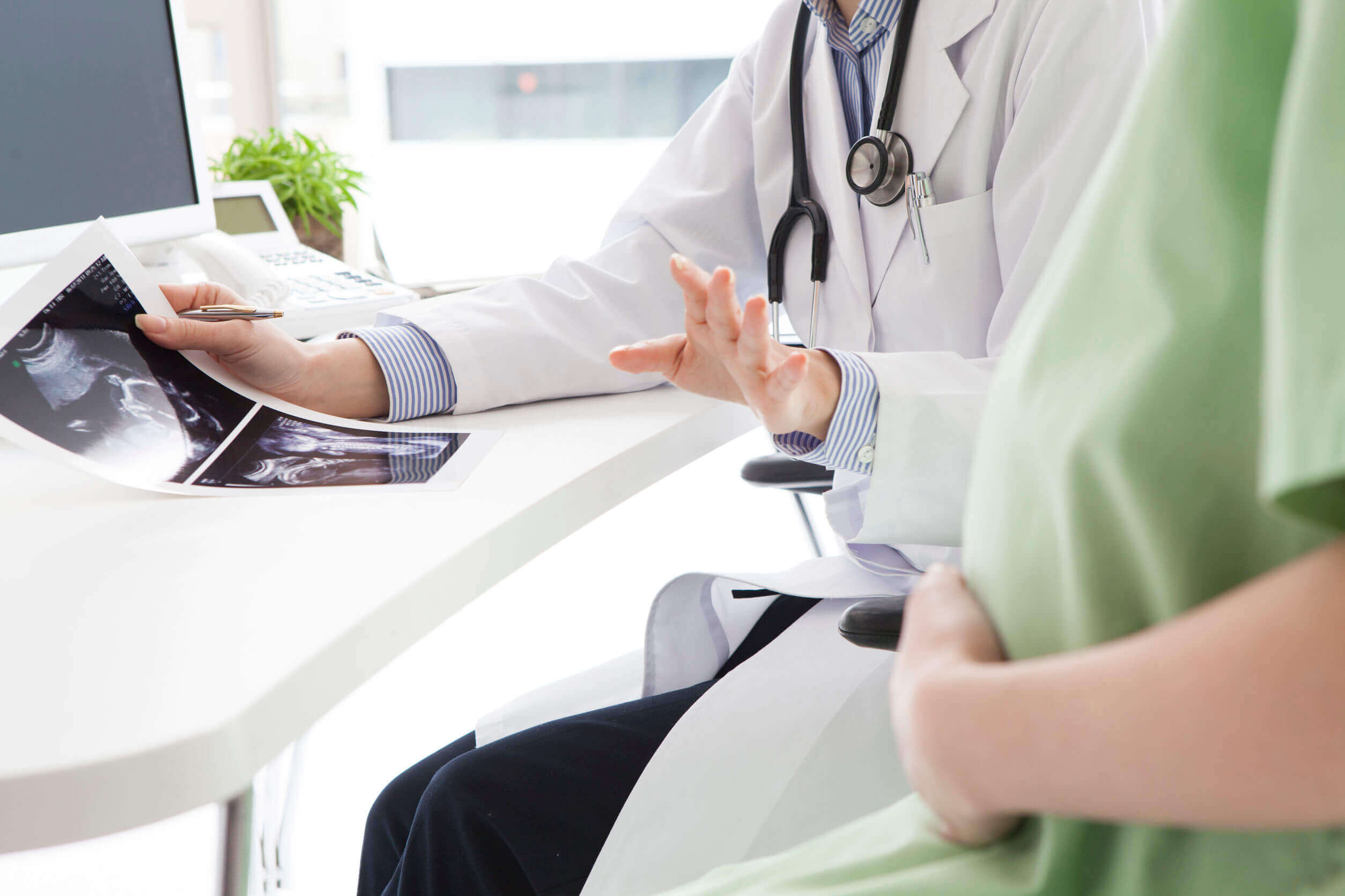 Mujer embarazada en la consulta médica durante la semana 37.