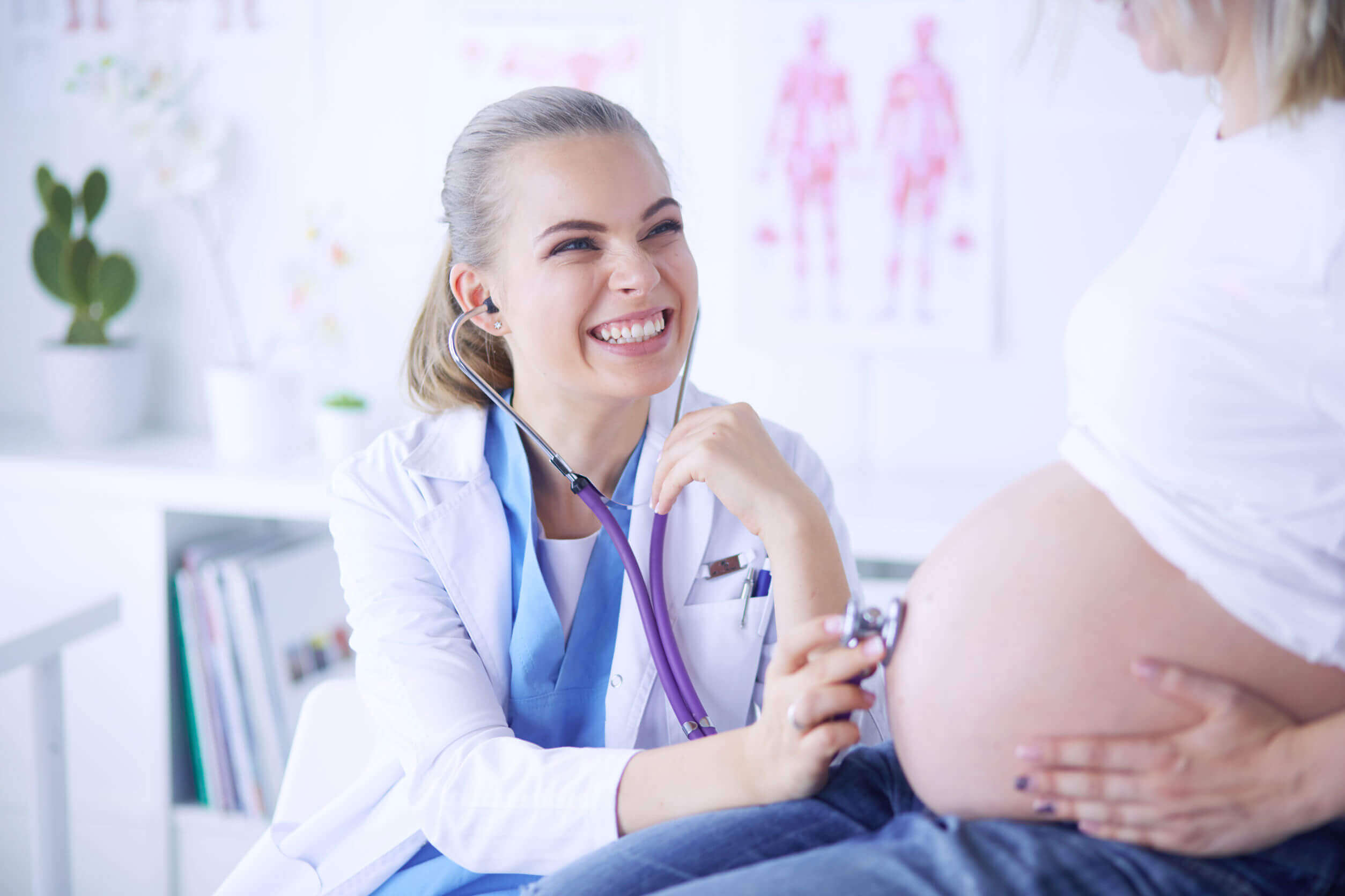 Mujer embaraza en la consulta de la obstetra durante la semana 38.
