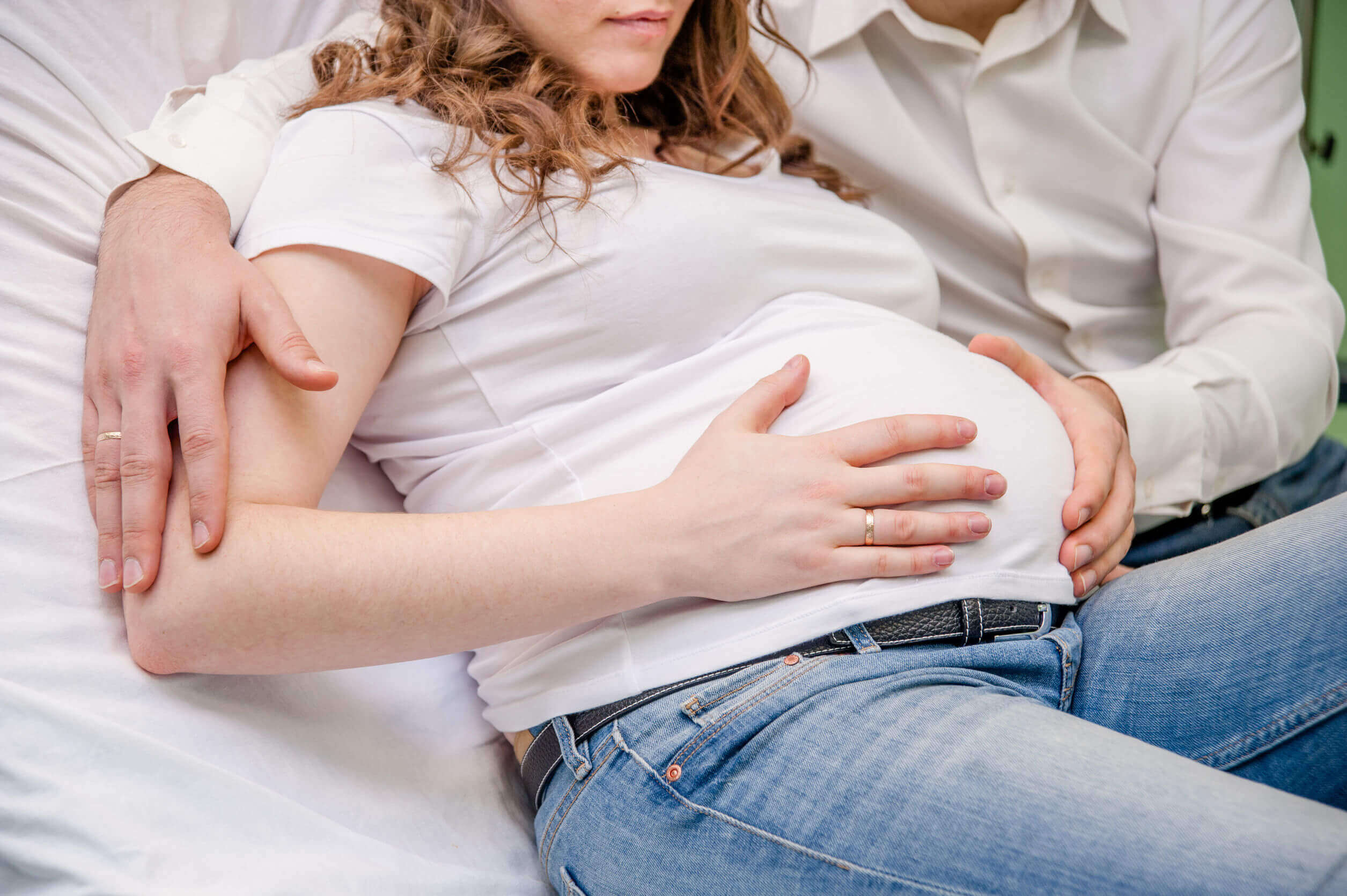 Mujer embarazada con contracciones durante la semana 37.