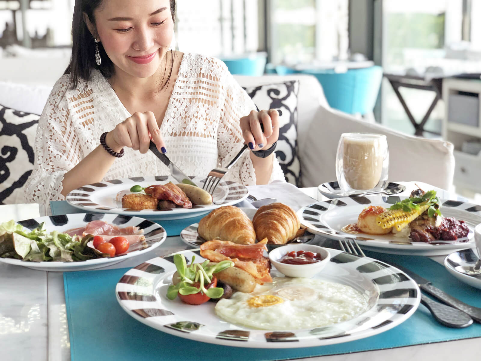 Mujer embarazada tomando huevos en el desayuno.