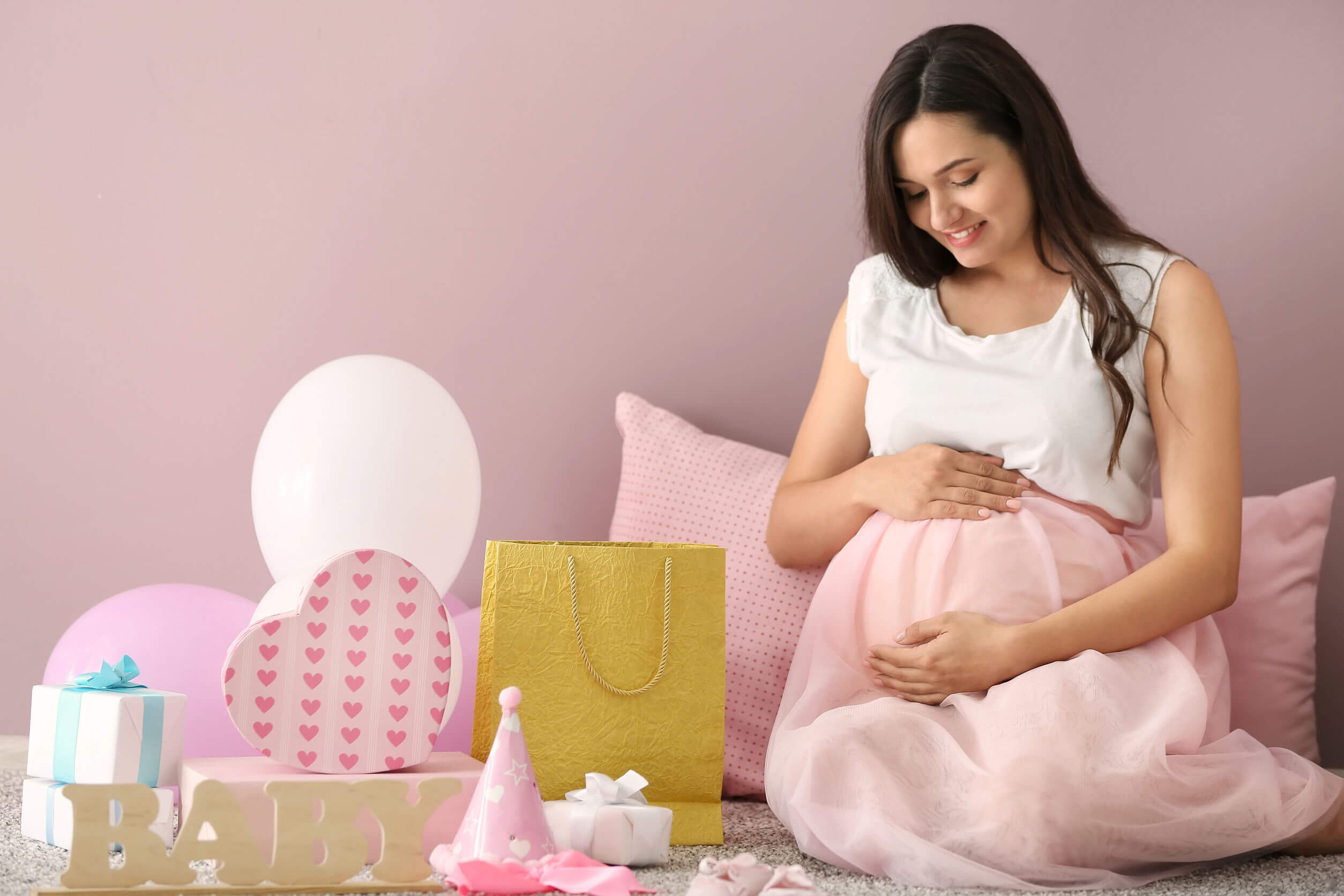 Een zwangere vrouw zoekt namen voor haar baby