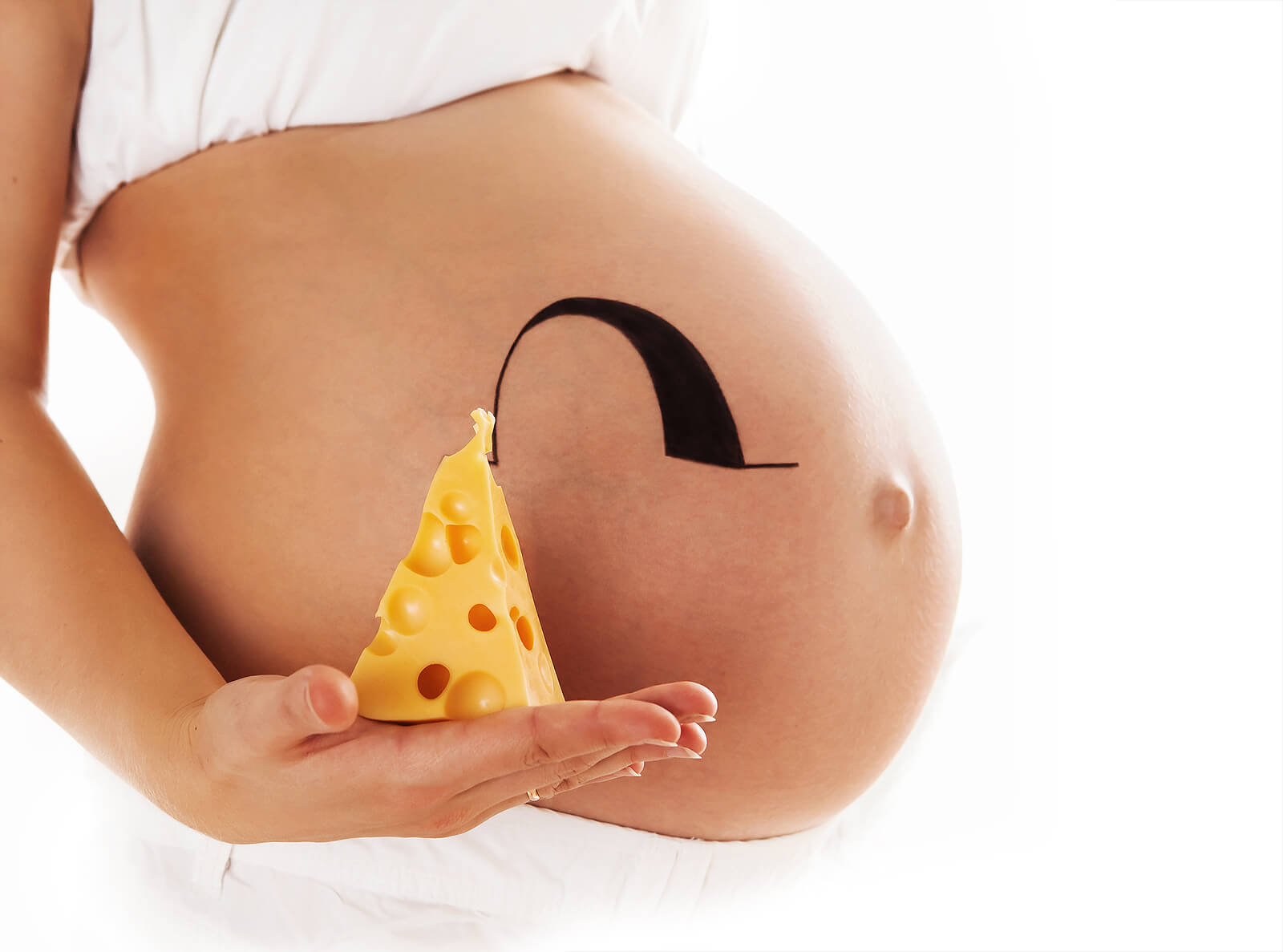 Mujer embarazada junto a una porción de queso.