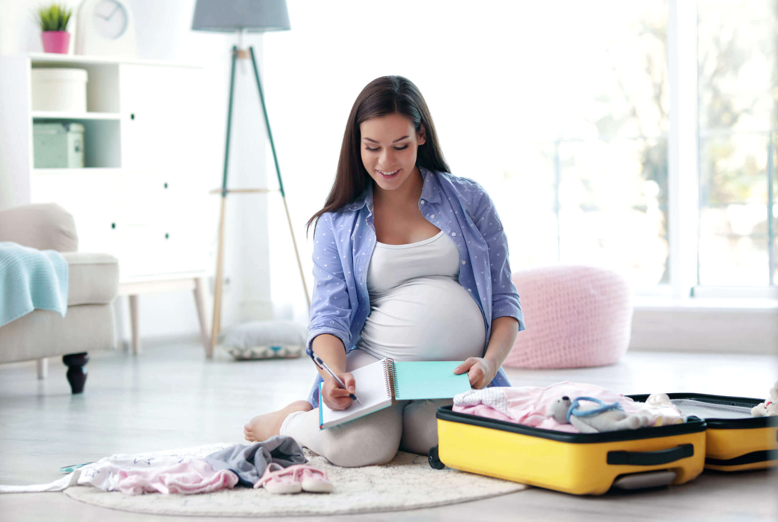 Femme enceinte préparant le sac pour l'hôpital au cours de la semaine 36.