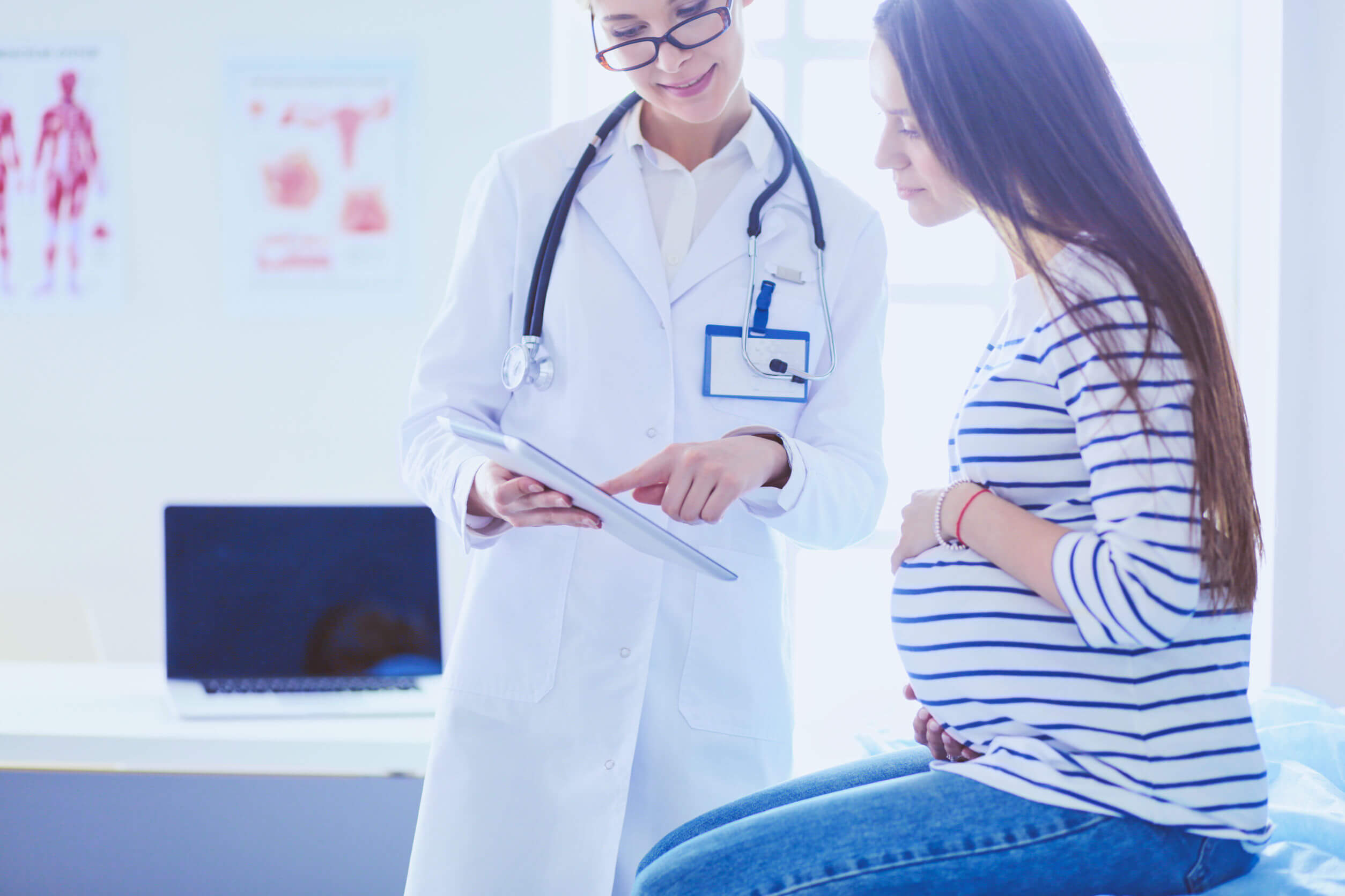 Donna incinta in visita medica per conoscere il risultato del toxotest.