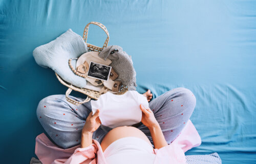 Mujer pensando en nombres de niña para su futuro bebé.