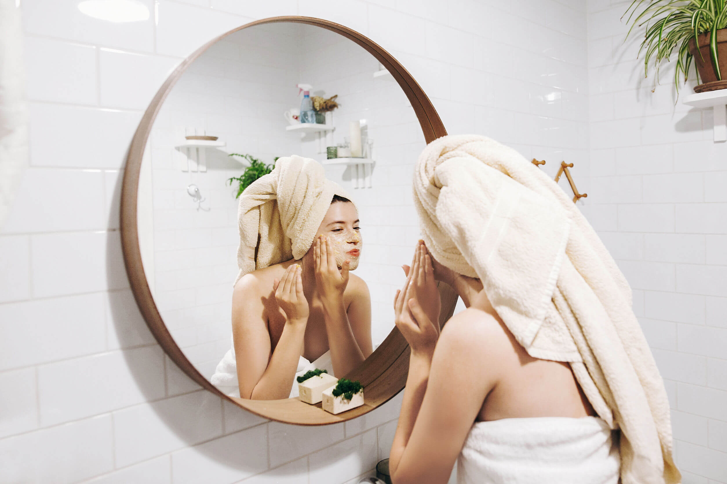 Mujer siguiendo una rutina facial para mejorar la calidad de vida de las madres.