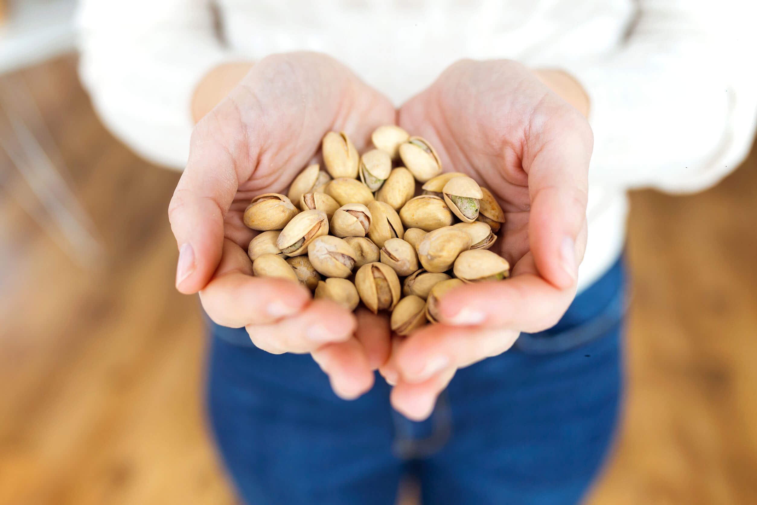 Mujer comiendo pistachos en el embarazo.