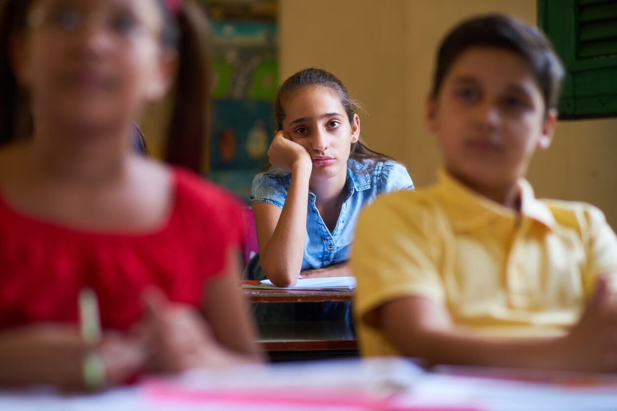 Mi hijo se aburre en la escuela: cómo ayudarle