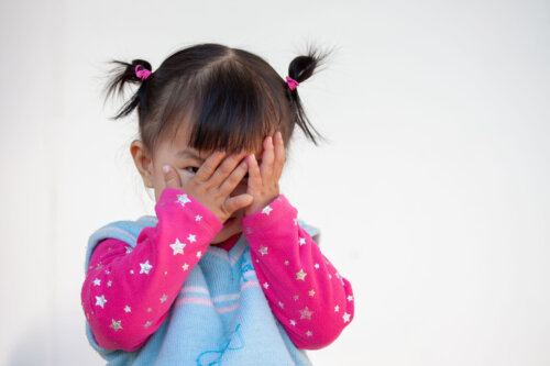 Niña poniendo en práctica los juegos psicológicos para niños.